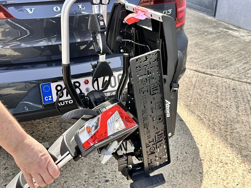 Ve světě outdoorových nadšenců, cyklistů a dobrodruhů je hledání perfektního řešení pro přepravu vybavení vždy klíčovou záležitostí. Ať už jde o jízdu na kole po náročném terénu, výlety do přírody nebo jednoduchou přepravu objemného vybavení, mít spolehlivý a efektivní nosič je nezbytné. A právě tady přichází nosič na tažné zařízení Atera Genio Advanced, revoluční nosič v oblasti přepravy kol.